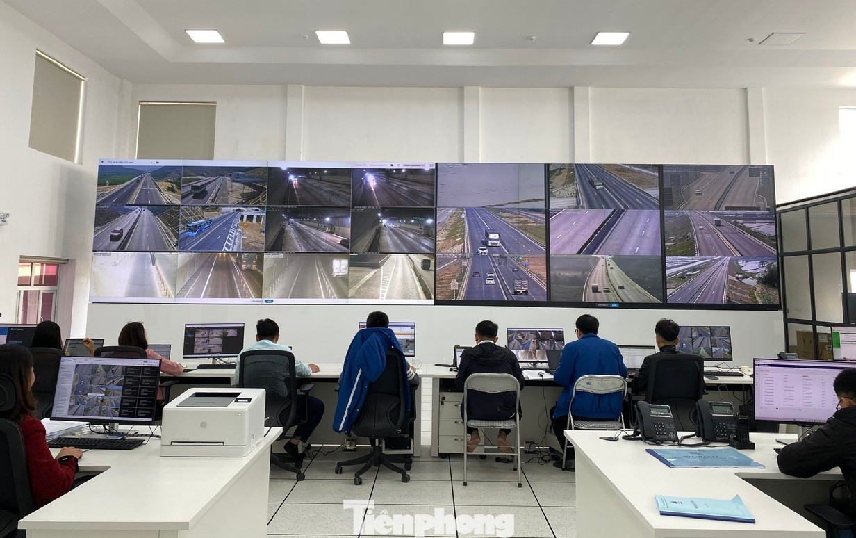 Hàng loạt camera hiện đại được lắp đặt dọc tuyến cao tốc. Các nhân viên sẽ túc trực 24/24 để theo dõi, xử lý sự cố, đảm bảo giao thông trên tuyến được thông suốt. Hàng loạt camera hiện đại được lắp đặt dọc tuyến cao tốc. Các nhân viên sẽ túc trực 24/24 để theo dõi, xử lý sự cố, đảm bảo giao thông trên tuyến được thông suốt.