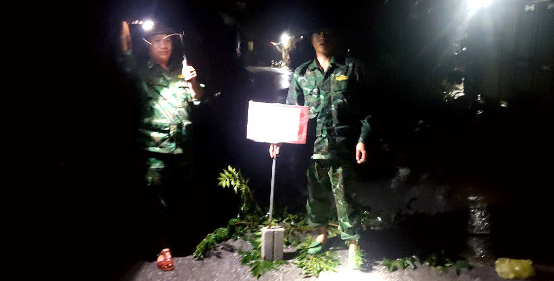 Trước đó, tối 4/7, trên địa bàn xã Na Loi (huyện Kỳ Sơn cũ) xảy ra mưa lớn khiến một số khu vực bị đất đá sạt lở xuống đường và khu vực dân cư. Trước đó, tối 4/7, trên địa bàn xã Na Loi (huyện Kỳ Sơn cũ) xảy ra mưa lớn khiến một số khu vực bị đất đá sạt lở xuống đường và khu vực dân cư.