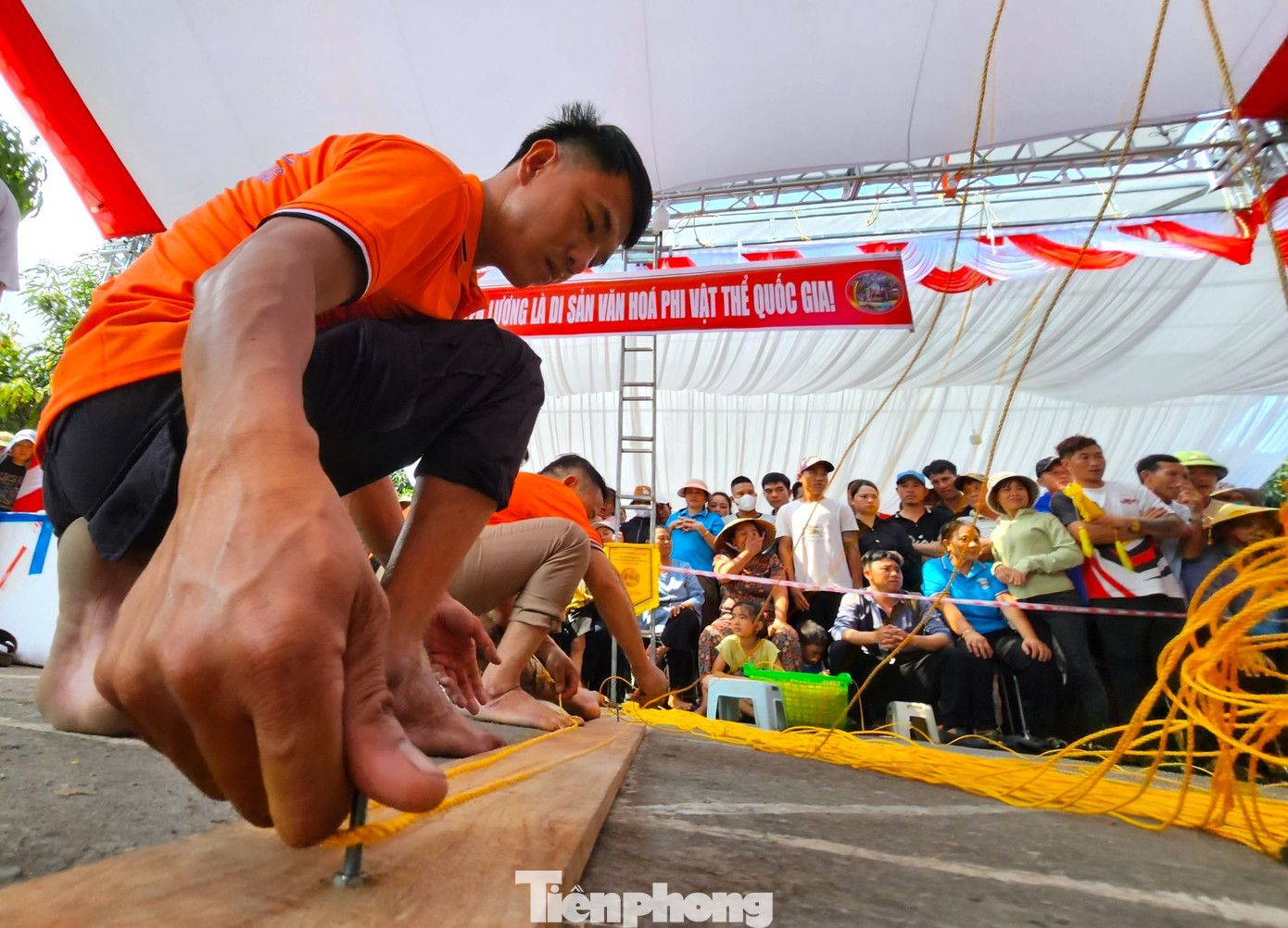 Để đan lưới được chuẩn theo chiều dài yêu cầu, các đội thi được sử dụng một thanh gỗ có đo sẵn chiều dài để đo mắt lưới trong quá trình đan.