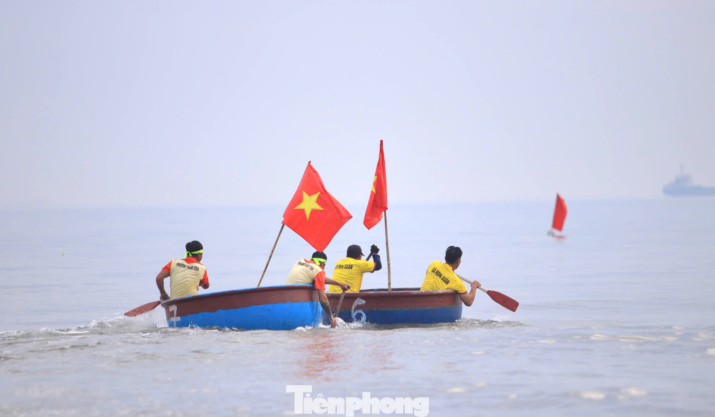 Các thuyền ganh đua nhau từng mét nước.