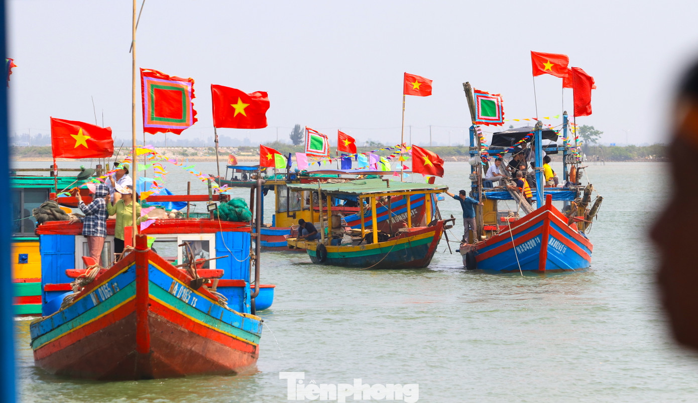 Các tàu thuyền của ngư dân đều đã được trang trí đẹp mắt để cùng rước lễ trên sông ra cửa biển.