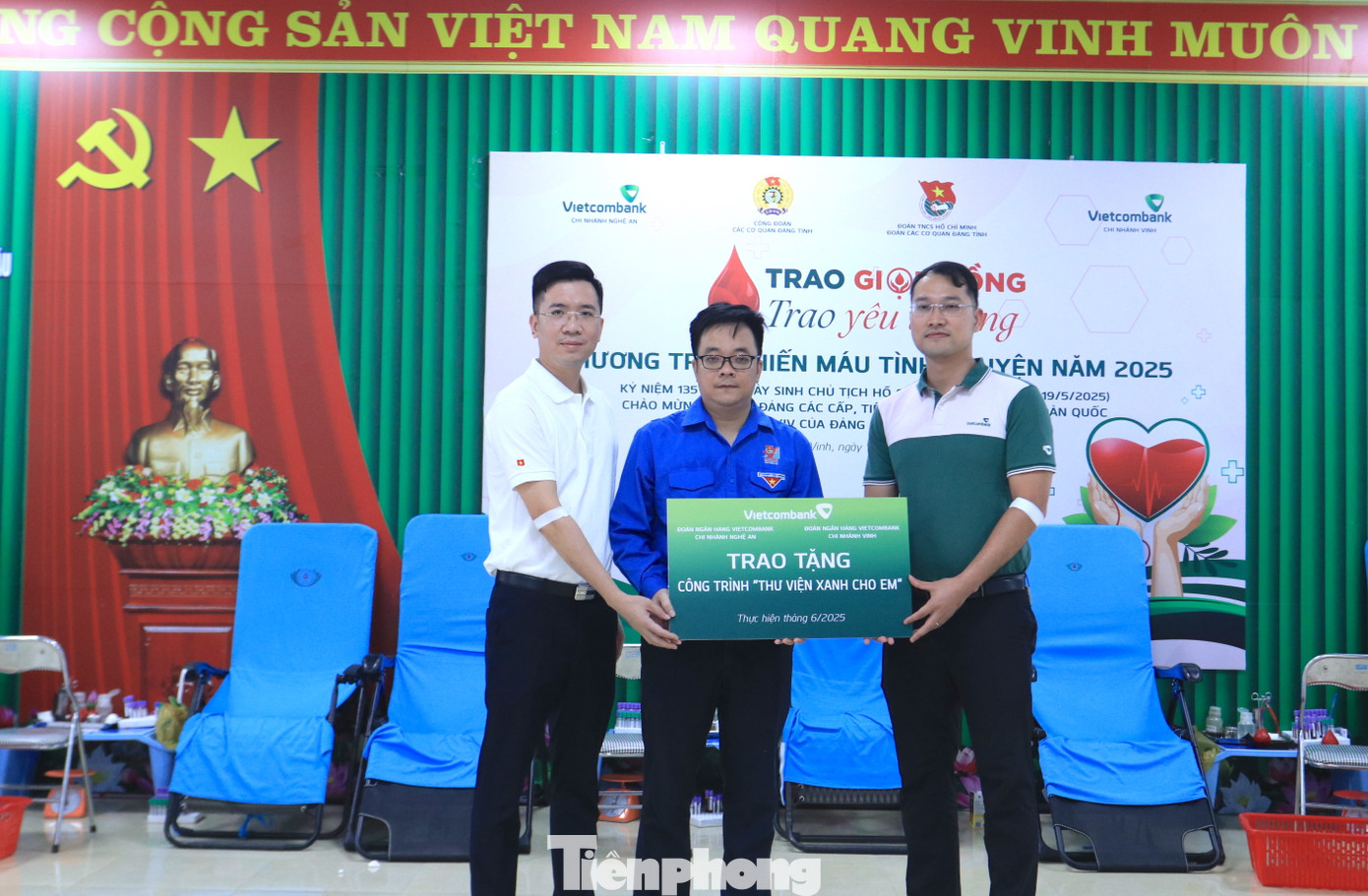 Bên cạnh hoạt động hiến máu, Đoàn Thanh niên Vietcombank Chi nhánh Nghệ An và Chi nhánh Vinh còn phối hợp trao tặng công trình "Thư viện xanh cho em" tại địa bàn khó khăn trên địa bàn tỉnh Nghệ An. Dự kiến công trình sẽ được thực hiện vào tháng 6/2025.