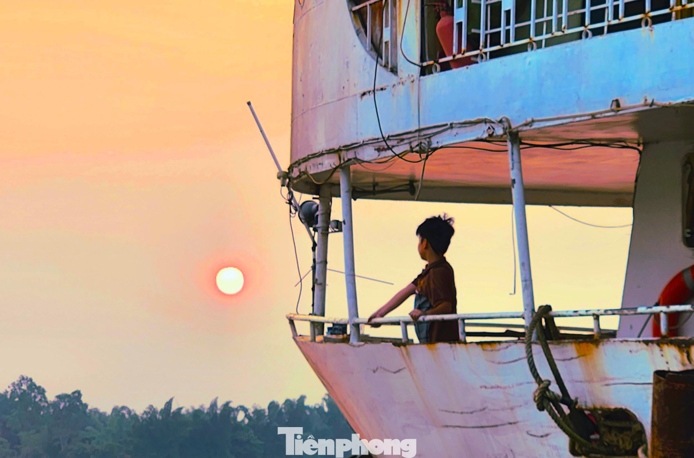 Tại bến Giang Đình du khách được ngắm cảnh hoàng hôn thơ mộng.