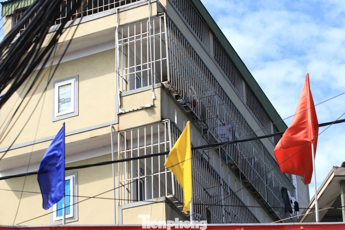 Một lãnh đạo Công an thành phố Vinh (Nghệ An) cho biết, hiện nay loại hình nhà ở có nhiều căn hộ và nhà cho thuê trọ trên địa bàn thành phố còn nhiều bất cập vấn đề PCCC. Tuy nhiên, do không có chế tài nên rất khó để quản lý công tác PCCC ở các loại hình thuê trọ này.