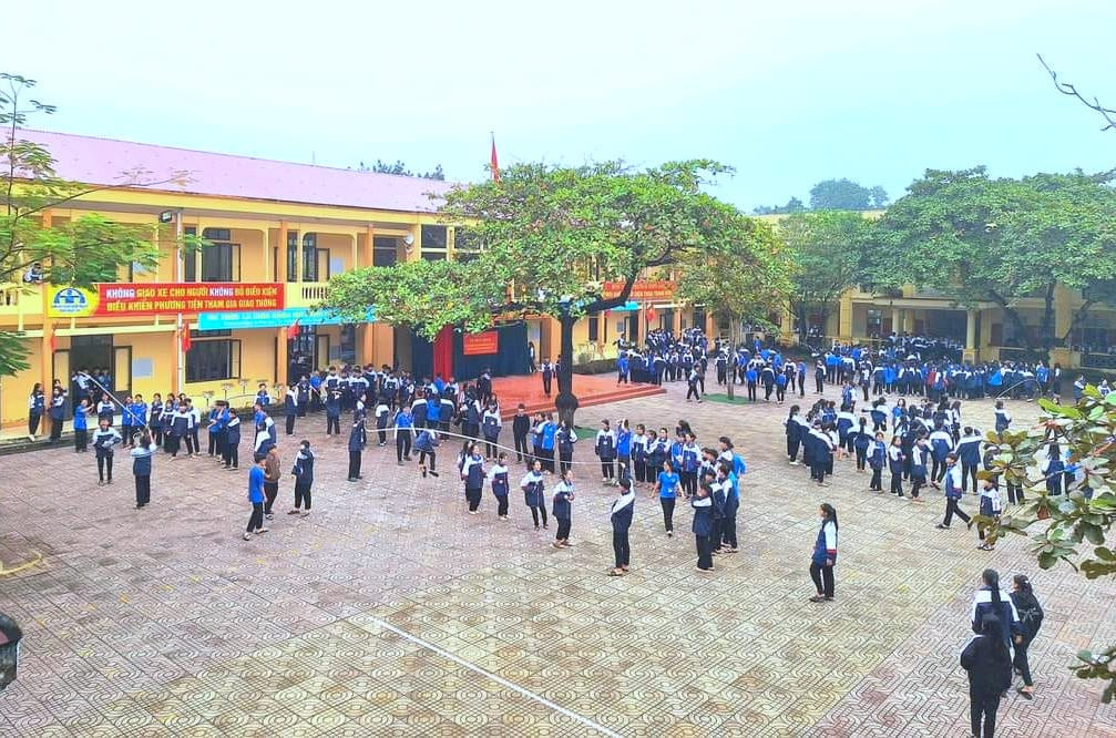 Hơn 1 tháng qua, sân trường giờ ra chơi tại trường THPT Anh Sơn 1 (huyện Anh Sơn, Nghệ An) luôn có từng nhóm học sinh vui đùa với những trò chơi dân gian như đá cầu, nhảy dây…