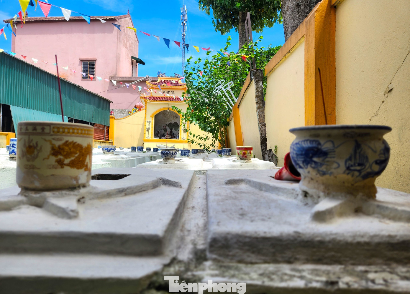 Nếu phát hiện cá voi đã chết, dạt vào bờ, người dân đều đưa về đây chôn cất. Sau khi chôn cất được 3 năm, người dân sẽ làm lễ cất mồ, mang hài cốt cá về đền Làng Hiếu thờ phụng. Nếu phát hiện cá voi đã chết, dạt vào bờ, người dân đều đưa về đây chôn cất. Sau khi chôn cất được 3 năm, người dân sẽ làm lễ cất mồ, mang hài cốt cá về đền Làng Hiếu thờ phụng.