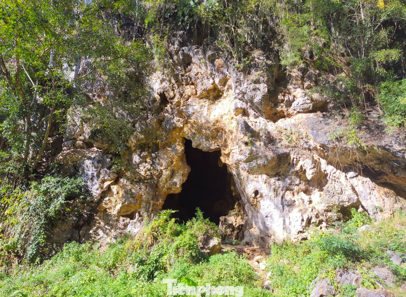 Đường đi, địa hình chủ yếu là đồi núi, hang đá gây khó khăn cho việc tìm kiếm mộ liệt sĩ. Để công việc đạt hiệu quả cao, Đội quy tập phải chia thành 4 hướng và 9 bộ phận. Mỗi bộ phận, mỗi hướng sẽ được phân công từng vị trí, khu vực khác nhau để nhanh chóng tìm kiếm được các phần mộ liệt sĩ sớm nhất và nhiều nhất có thể. Đường đi, địa hình chủ yếu là đồi núi, hang đá gây khó khăn cho việc tìm kiếm mộ liệt sĩ. Để công việc đạt hiệu quả cao, Đội quy tập phải chia thành 4 hướng và 9 bộ phận. Mỗi bộ phận, mỗi hướng sẽ được phân công từng vị trí, khu vực khác nhau để nhanh chóng tìm kiếm được các phần mộ liệt sĩ sớm nhất và nhiều nhất có thể.