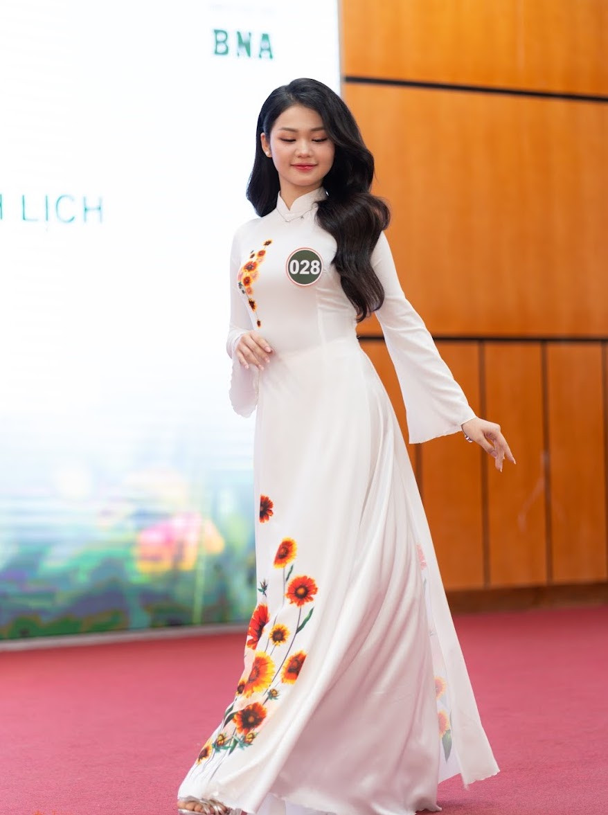 Hiện các thí sinh đang trải qua các vòng thi để thể hiện bản lĩnh, tài năng và sắc đẹp của mình trong lễ hội mang tên Hoa cúc biển.