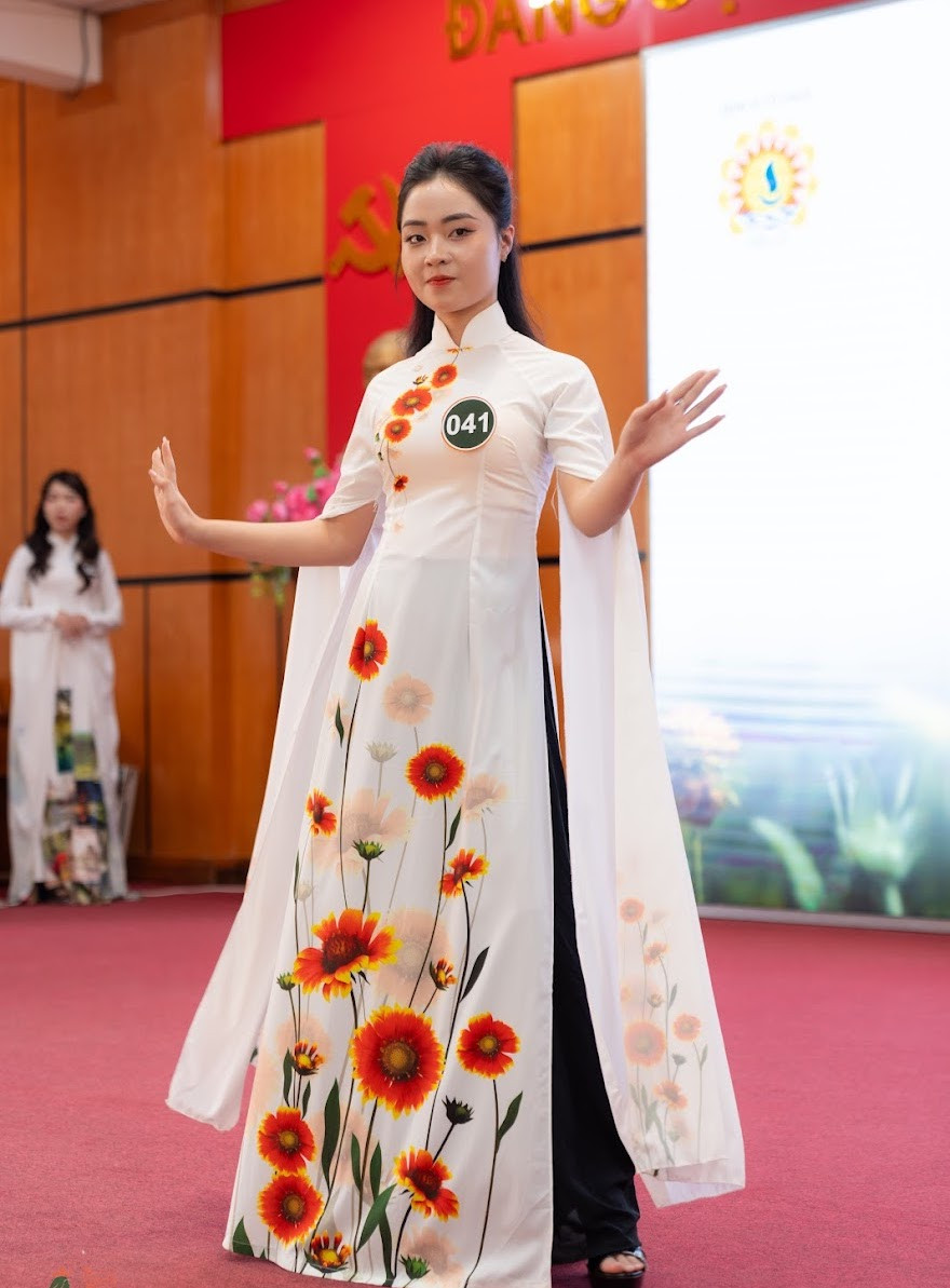 Hiện các thí sinh đang trải qua các vòng thi để thể hiện bản lĩnh, tài năng và sắc đẹp của mình trong lễ hội mang tên Hoa cúc biển.