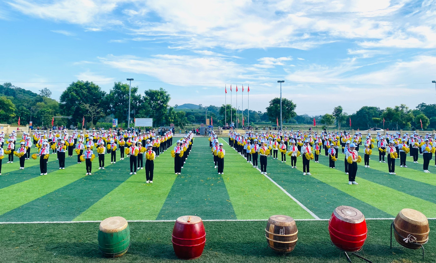 Tại nhiều huyện thành thị trên địa bàn tỉnh Nghệ An cũng tổ chức những màn đồng diễn nghi thức đội sôi động, hấp dẫn.