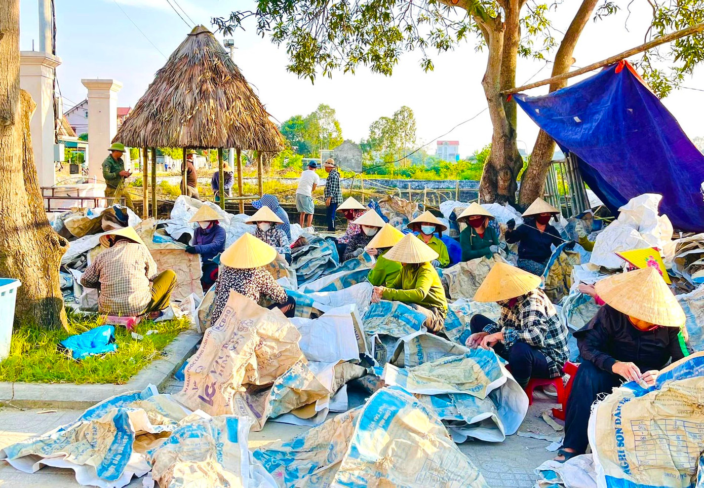 Trong khi những người trẻ, có sức khỏe đảm nhiệm việc dựng khung hang, những người phụ nữ và người lớn tuổi sẽ phụ trách làm bao bì xi-măng và chẻ cây mét để lát nền đường đi xuyên trong hang đá. Trong khi những người trẻ, có sức khỏe đảm nhiệm việc dựng khung hang, những người phụ nữ và người lớn tuổi sẽ phụ trách làm bao bì xi-măng và chẻ cây mét để lát nền đường đi xuyên trong hang đá.