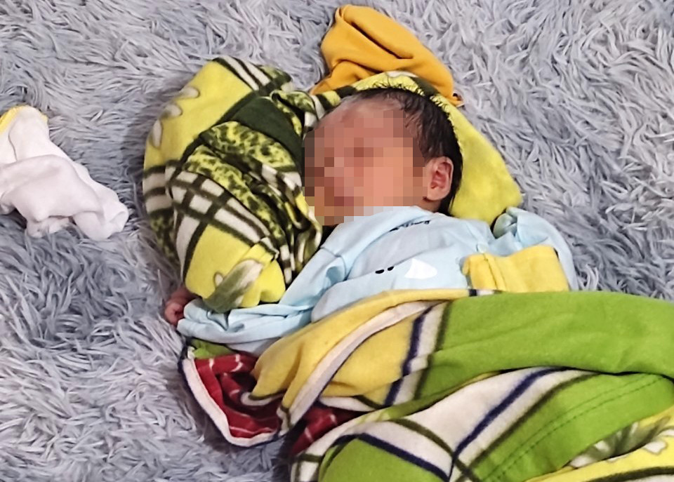 Cháu bé bị bỏ rơi là bé trai mới sinh khoảng 20 ngày tuổi.