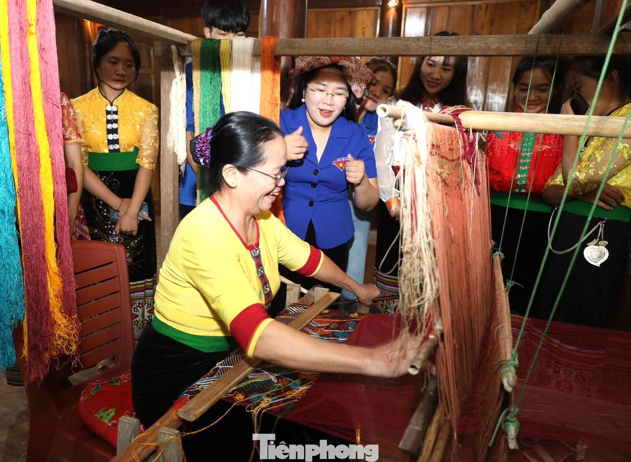 Tham dự diễn đàn, đoàn viên thanh niên còn được tham quan thực hành các nghề truyền thống như nghề dệt; thêu hoa văn thổ cẩm; đan lát và cuốn hương trầm... Tham dự diễn đàn, đoàn viên thanh niên còn được tham quan thực hành các nghề truyền thống như nghề dệt; thêu hoa văn thổ cẩm; đan lát và cuốn hương trầm...