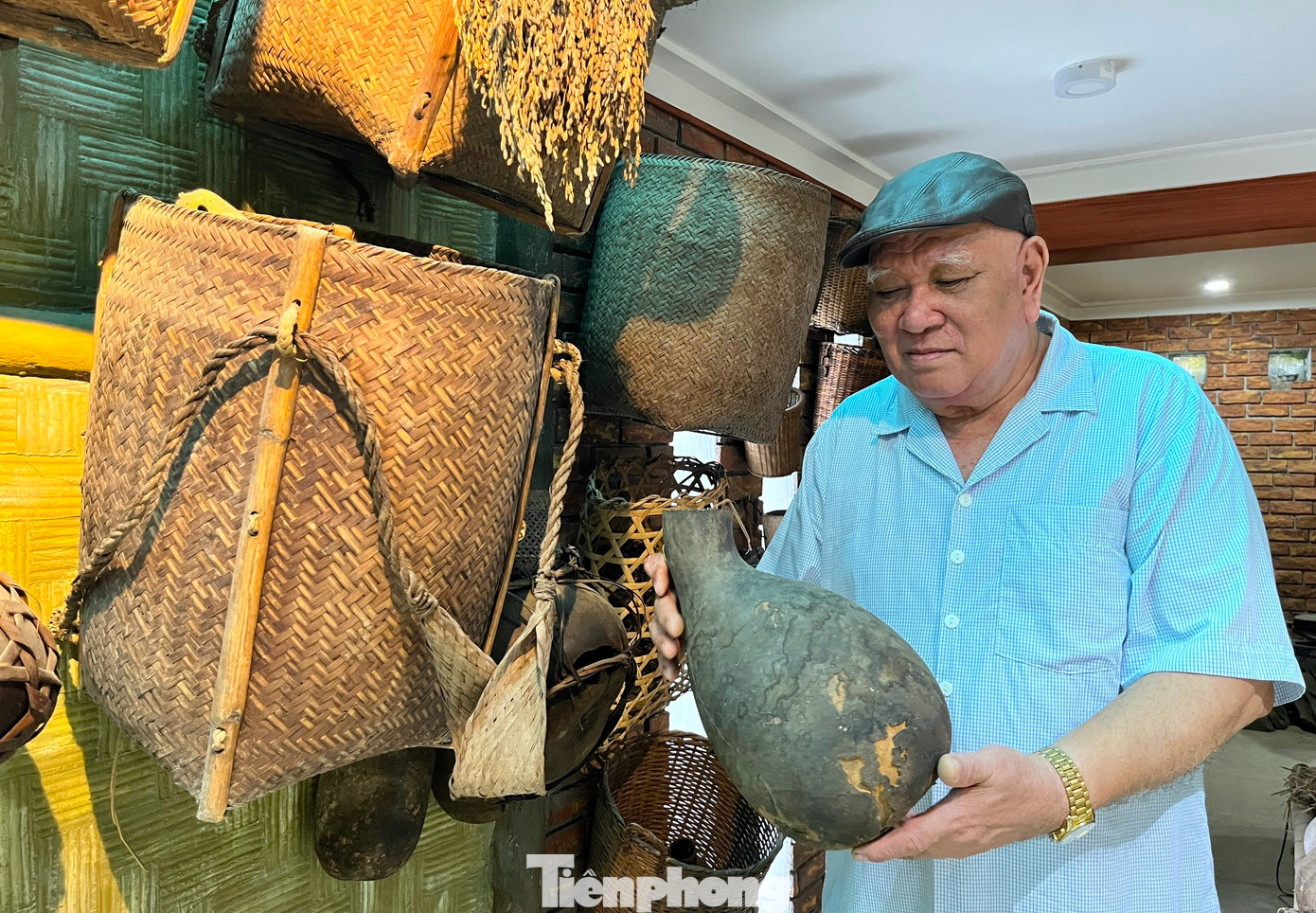 Cứ mỗi lần nghe thấy ai bày cho ở đâu có đồ vật xưa của người Thái, ông Phúc lại lặn lội đến hỏi mua bằng được. “Tôi thấy bây giờ nhiều người trẻ đến cả tiếng của dân tộc mình cũng không biết. Nên tôi sưu tầm các hiện vật này về trưng bày vừa để lưu giữ bản sắc văn hóa, vừa để mọi người, nhất là thế hệ trẻ đến tham quan có thể hiểu hơn về đời sống, các vật dụng gắn liền với đồng bào dân tộc Thái. Từ đó mọi người, các cháu có thể biết được phần nào cuộc sống của cha ông ta ngày trước”, ông Phúc chia sẻ.