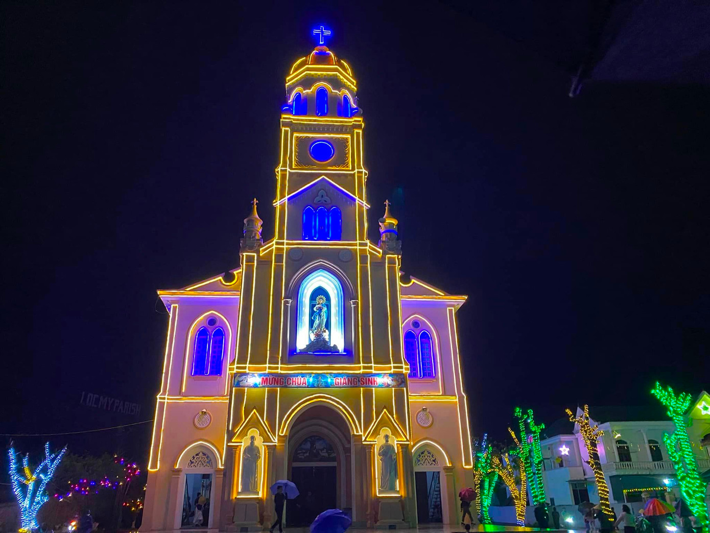 Ngày 19/12, người dân Giáo xứ Lộc Mỹ (xã Nghi Quang, huyện Nghi Lộc, Nghệ An) đang tất bật trang trí những công đoạn cuối cùng tại khuôn viên khu vực nhà thờ và cây thông Noel độc đáo để đón chào ngày lễ Giáng sinh 2024. Ngày 19/12, người dân Giáo xứ Lộc Mỹ (xã Nghi Quang, huyện Nghi Lộc, Nghệ An) đang tất bật trang trí những công đoạn cuối cùng tại khuôn viên khu vực nhà thờ và cây thông Noel độc đáo để đón chào ngày lễ Giáng sinh 2024.