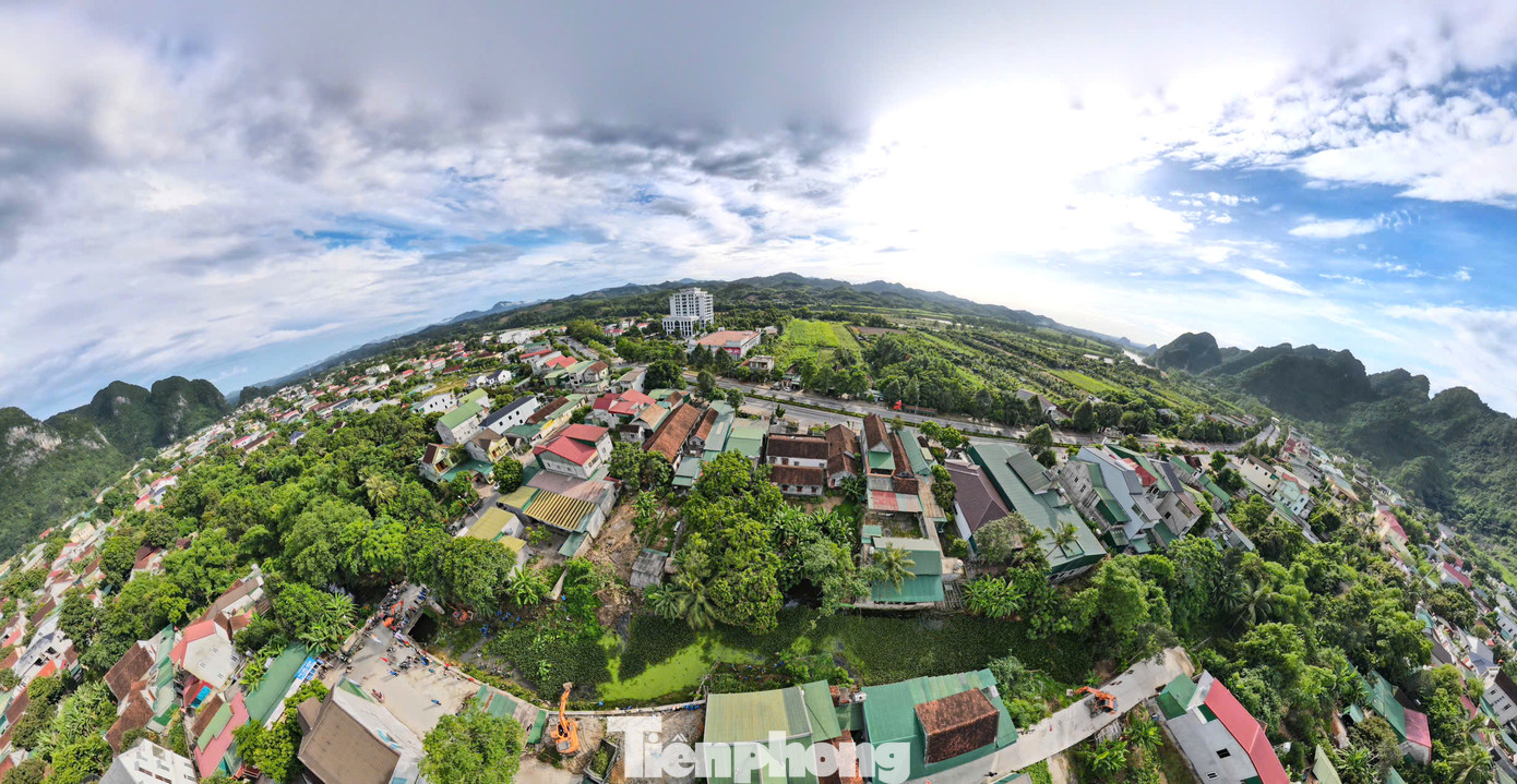 Người dân địa phương cho biết, đoạn khe này dài hơn 2km bị ô nhiễm, tắc nghẽn nhiều năm qua. Trong đó, đoạn ô nhiễm nghiêm trọng nhất dài khoảng 1km, từ cầu Bệnh viện đến gần Quốc lộ 7. Lượng rác thải, bèo lục bình ùn ứ gây ra mùi hôi thối, ô nhiễm môi trường, ảnh hưởng lớn đến cuộc sống của người dân địa phương.