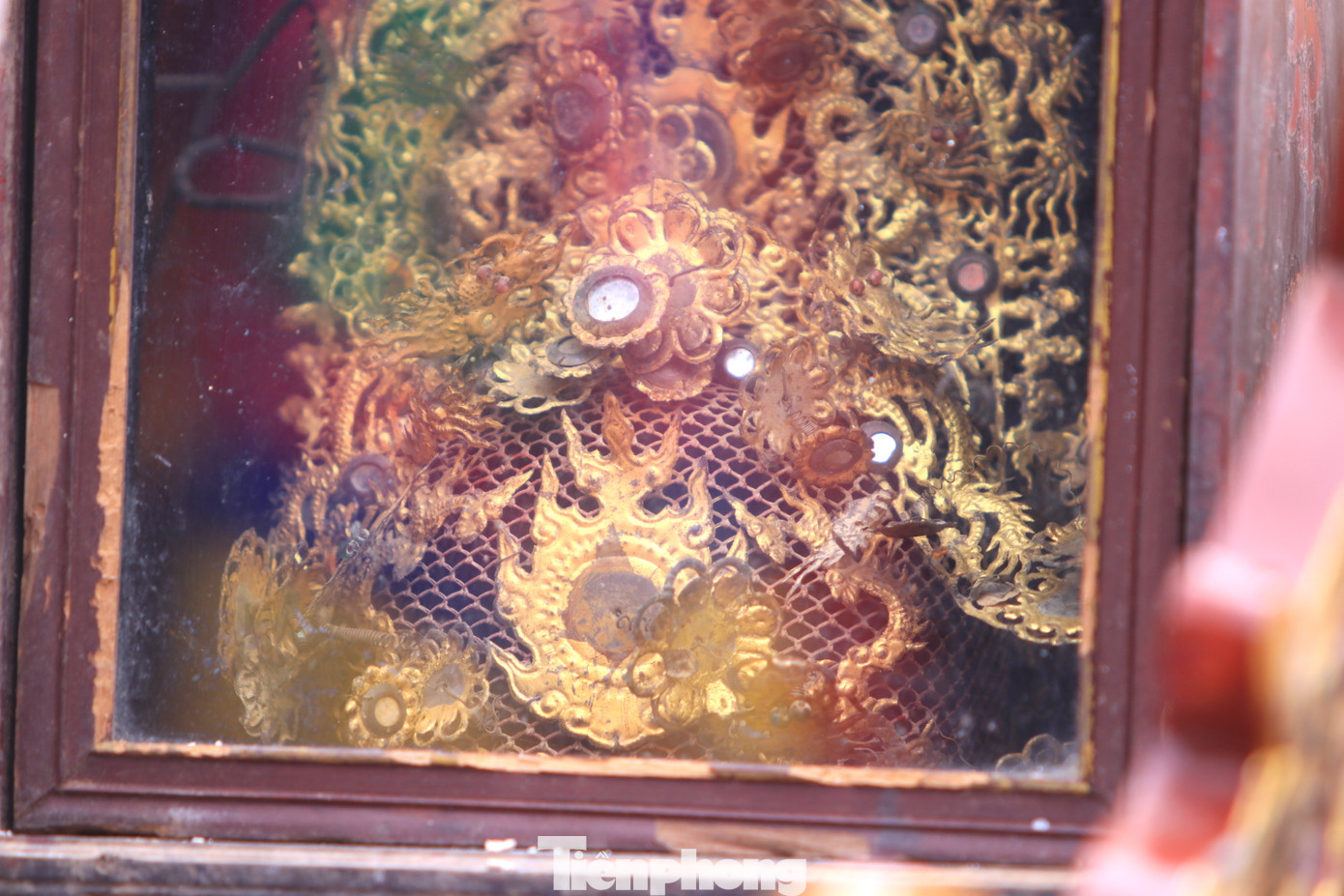 Chiếc mũ thờ cổ quý được lưu giữ cẩn thận trong ngôi đền.