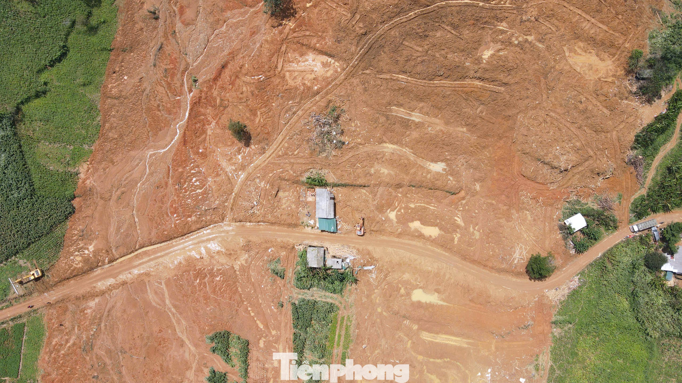 Vụ sạt lở khiến 6 ngôi nhà bị cuốn trôi hoàn toàn, 2 ngôi nhà bị hư hỏng.
