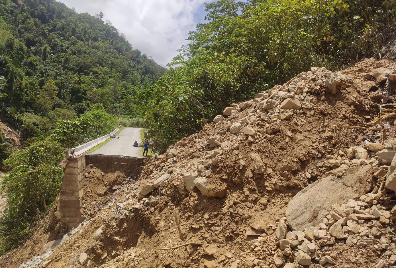 Ông Hoàng Quốc Trường - Giám đốc Ban Quản lý bảo trì đường bộ, Sở Xây dựng Nghệ An cho biết, công tác khắc phục sạt lở đất trên quốc lộ 16 gặp rất nhiều khó khăn do khối lượng sạt lở lớn, địa hình hiểm trở. “Hiện máy múc đã được huy động đến hiện trường để gia cố các điểm đứt đường. Trước mắt chúng tôi sẽ gắng khắc phục tạm các đoạn bị sạt lở để phương tiện thô sơ có thể qua lại” ông Trường nói.