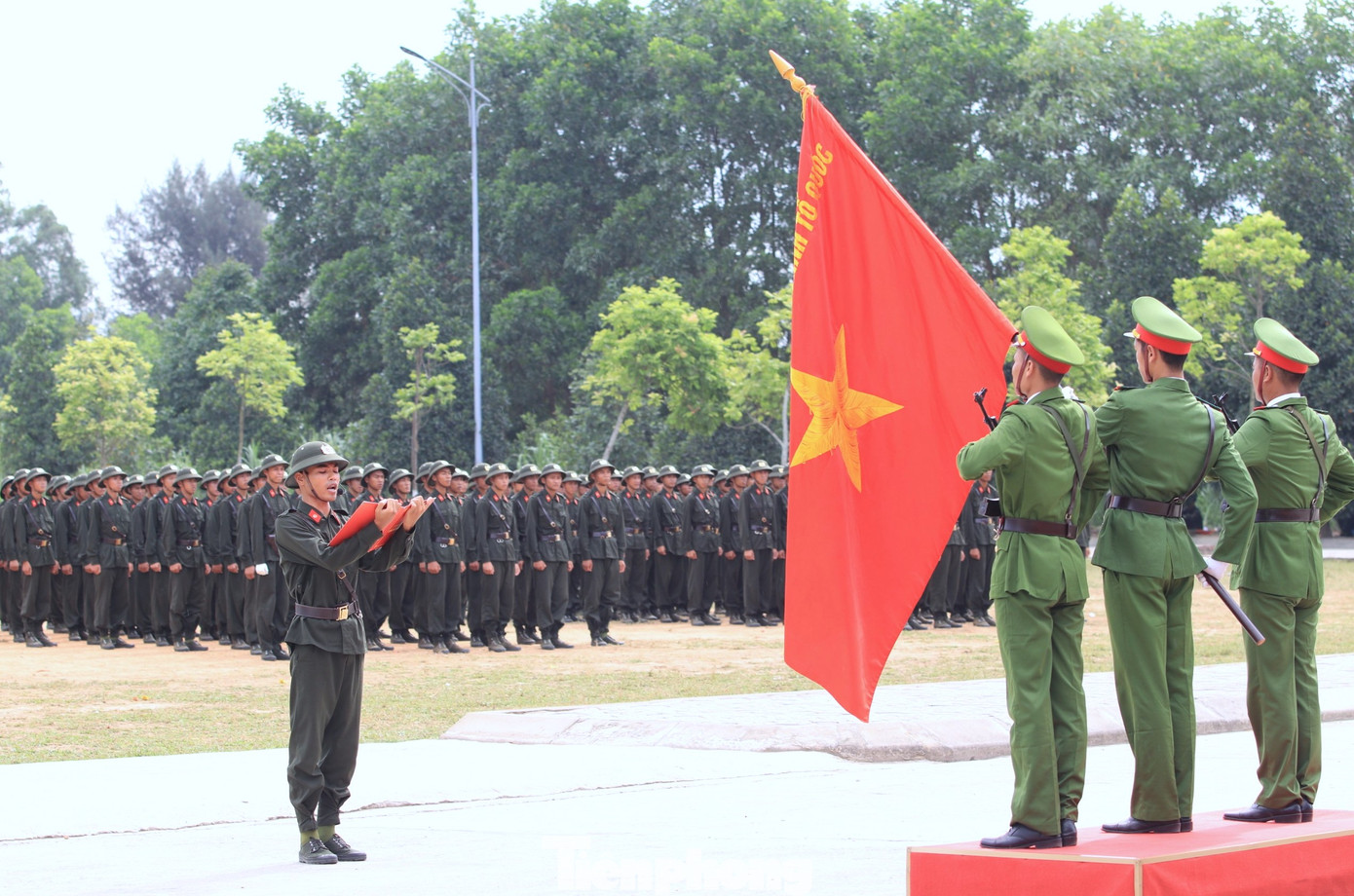 Chiến sỹ thực hiện lễ tuyên thệ và hôn lá cờ Tổ quốc.