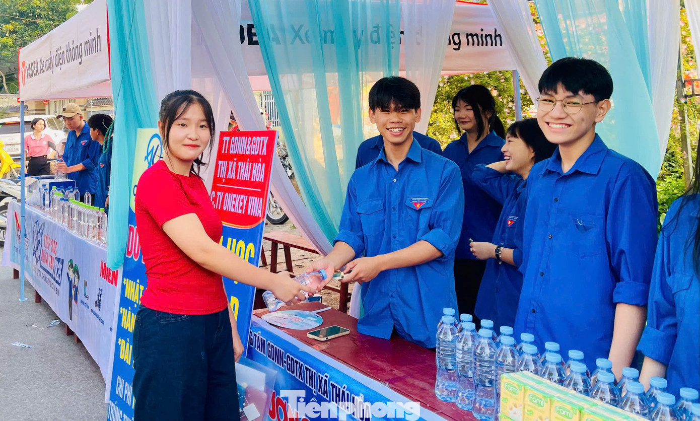 Đoàn viên thanh niên tại Trung tâm GDNN-GDTX thị xã Thái Hòa phát nước cho các thí sinh. Đoàn viên thanh niên tại Trung tâm GDNN-GDTX thị xã Thái Hòa phát nước cho các thí sinh.