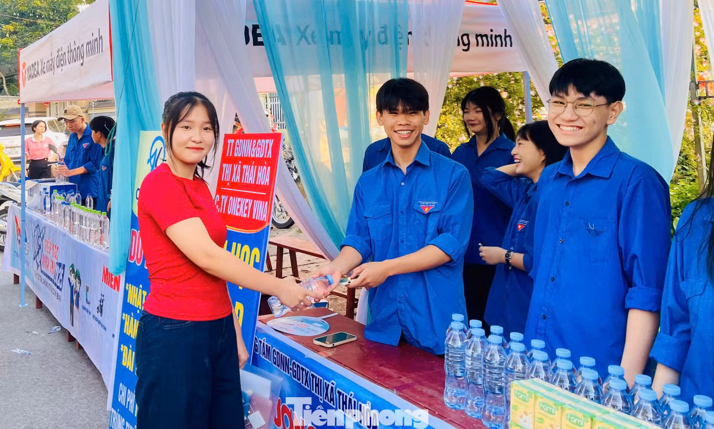 Đoàn viên thanh niên tại Trung tâm GDNN-GDTX thị xã Thái Hòa phát nước cho các thí sinh. Đoàn viên thanh niên tại Trung tâm GDNN-GDTX thị xã Thái Hòa phát nước cho các thí sinh.
