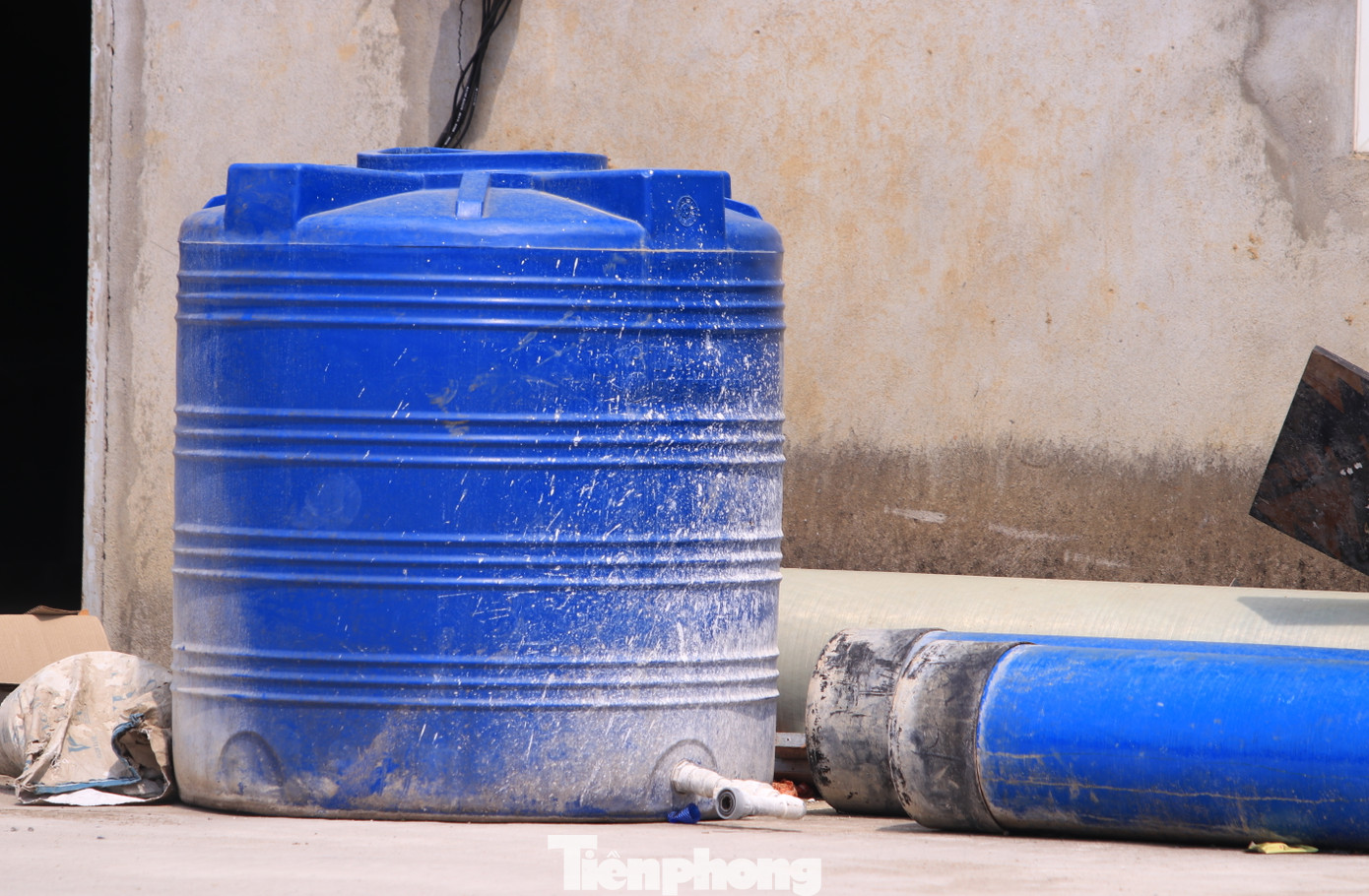 Các thùng nhựa, dụng cụ được tập kết xung quanh nhà kho. Bên ngoài thùng nhựa bám đầy chất trắng. Các thùng nhựa, dụng cụ được tập kết xung quanh nhà kho. Bên ngoài thùng nhựa bám đầy chất trắng.