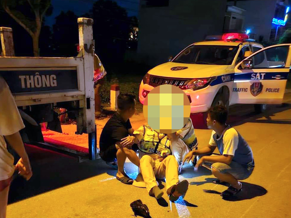 Trung tá Hoàng Quang V. bị nam thanh niên chạy xe máy lao thẳng vào người khi đang làm nhiệm vụ.