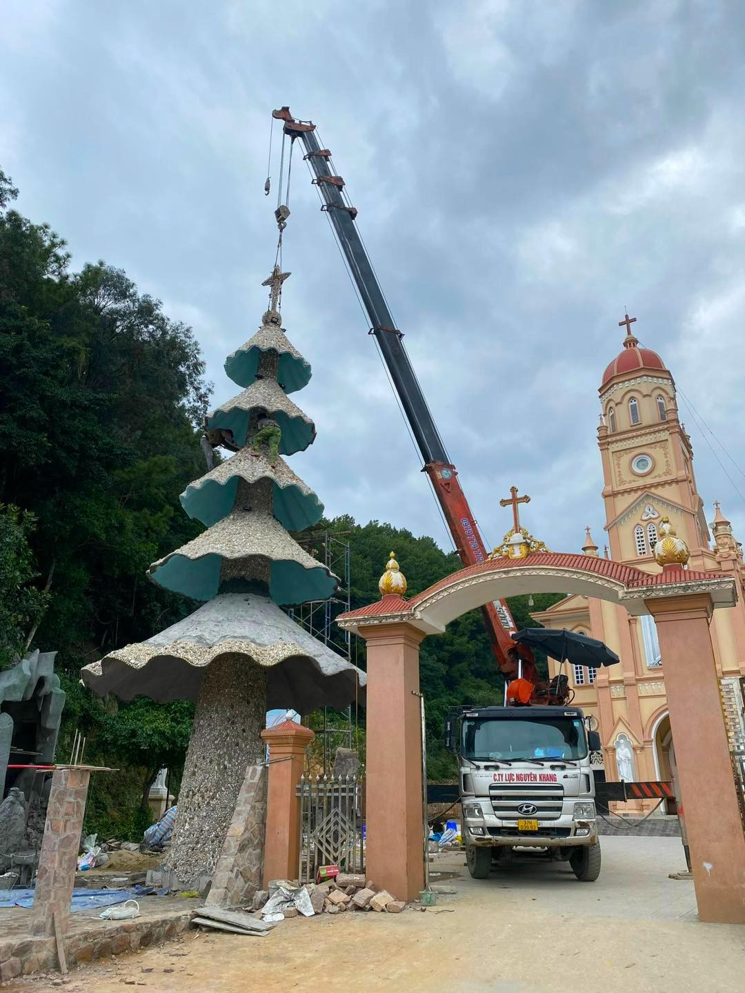 Sau khi hoàn thiện, thợ sẽ thuê máy cẩu trọng tải lớn để ghép những phần thân cây lại với nhau. Sau khi hoàn thiện, thợ sẽ thuê máy cẩu trọng tải lớn để ghép những phần thân cây lại với nhau.