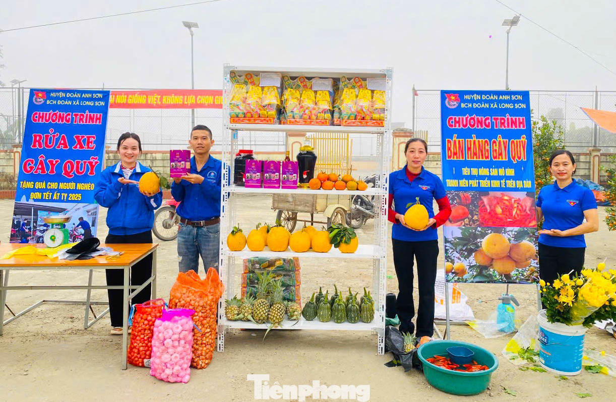 Ngoài rửa xe, các đoàn viên thanh niên còn lập các điểm bán hàng nông sản, thực phẩm, sản phẩm OCOP trên địa bàn để gây quỹ từ thiện.