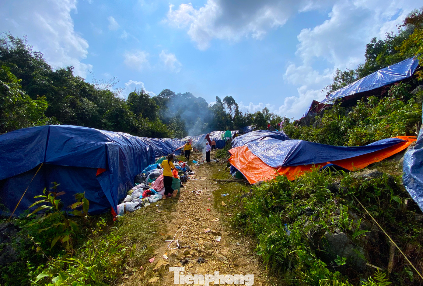 Dãy lán dựng từ tre, trúc phủ bạt, buộc tạm bằng sợi dây mỏng manh là nơi trú ngụ trong những ngày hiểm nguy của người dân xóm Lũng Luông.