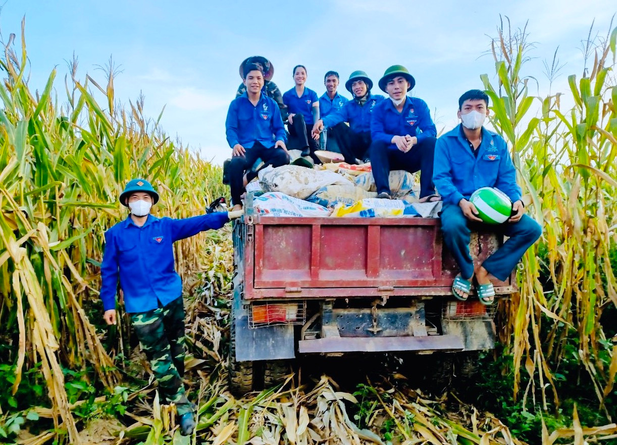 Các đoàn viên thanh niên trên toàn huyện Thanh Chương tổ chức làm sạch các tuyến đường giao thông nông thôn; thu hoạch nông sản giúp các hộ gia đình neo người có hoàn cảnh khó khăn; Ra mắt công trình thanh niên số hóa thông tin các anh hùng liệt sĩ tại nghĩa trang liệt sỹ xã Thanh Hòa; Tổ chức chương trình Bát cháo tình thương tại bệnh viện đa khoa huyện Thanh Chương. Các đoàn viên thanh niên trên toàn huyện Thanh Chương tổ chức làm sạch các tuyến đường giao thông nông thôn; thu hoạch nông sản giúp các hộ gia đình neo người có hoàn cảnh khó khăn; Ra mắt công trình thanh niên số hóa thông tin các anh hùng liệt sĩ tại nghĩa trang liệt sỹ xã Thanh Hòa; Tổ chức chương trình Bát cháo tình thương tại bệnh viện đa khoa huyện Thanh Chương.