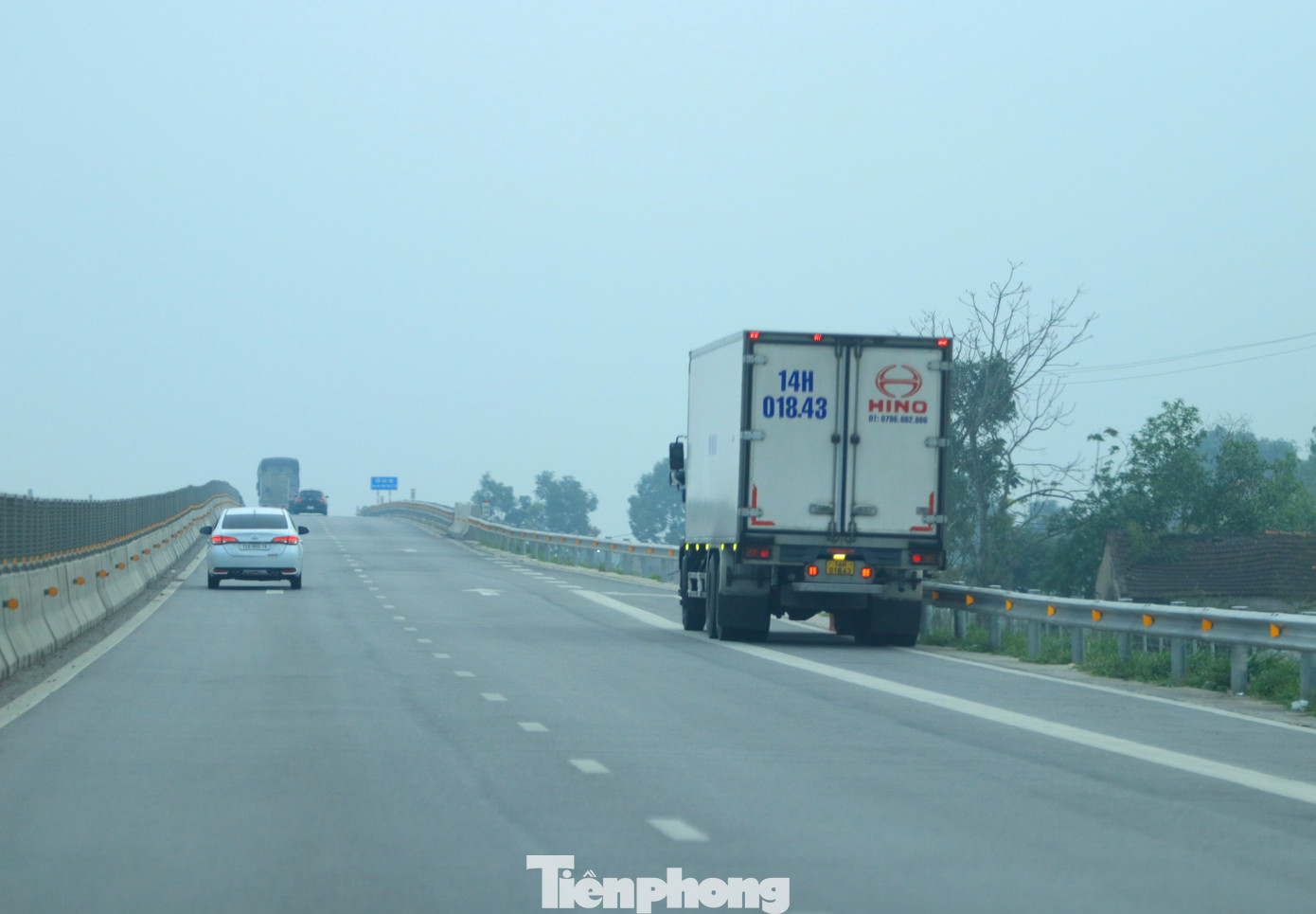 Bề rộng mặt đường điểm dừng khẩn cấp khá hẹp. Khi những chiếc xe lớn đỗ vào đều bị lấn ra vạch đường cao tốc đang đi, gây nguy hiểm cho chính phương tiện dừng đỗ và các phương tiện đi trên đường. Bề rộng mặt đường điểm dừng khẩn cấp khá hẹp. Khi những chiếc xe lớn đỗ vào đều bị lấn ra vạch đường cao tốc đang đi, gây nguy hiểm cho chính phương tiện dừng đỗ và các phương tiện đi trên đường.