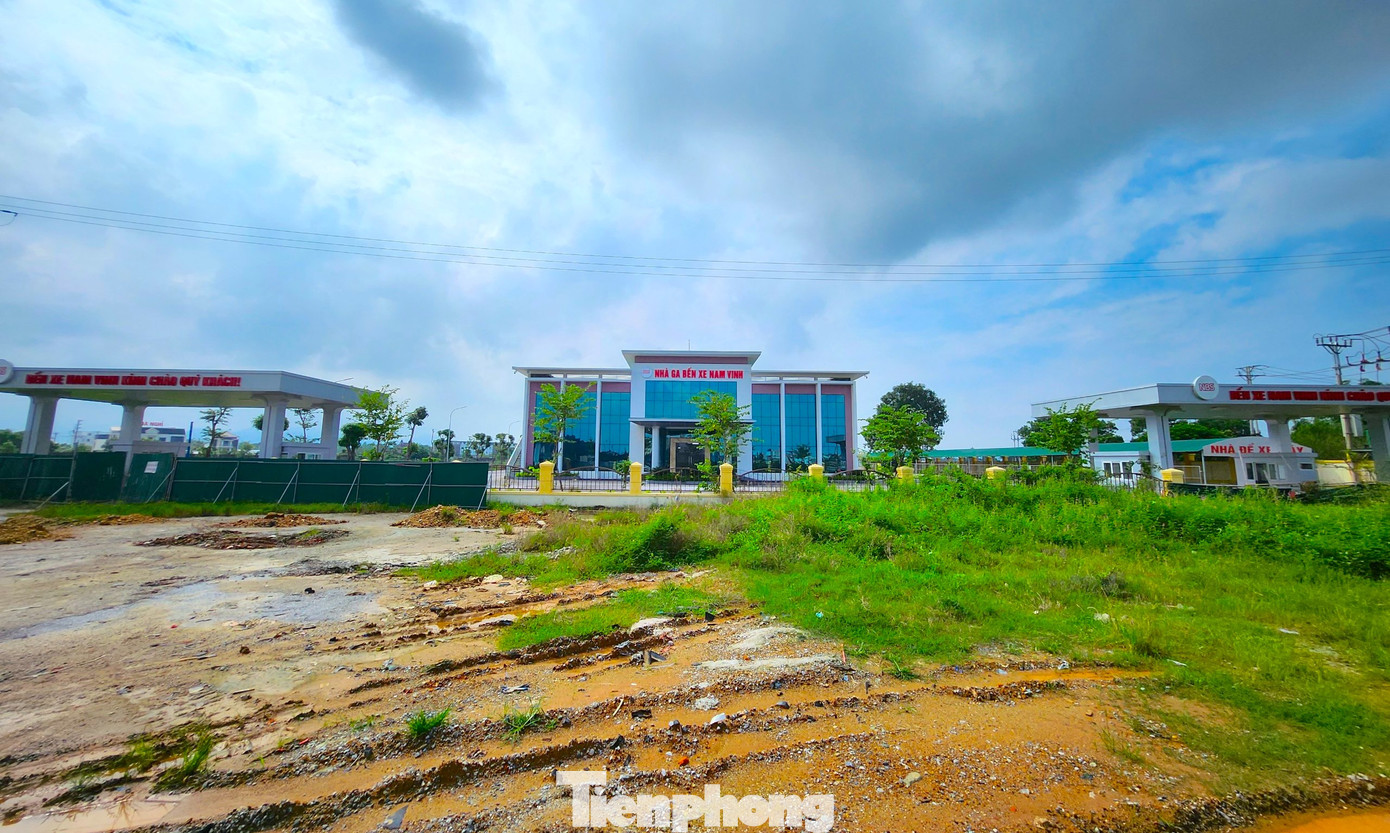 Bến xe Nam Vinh do Công ty Cổ phần Bến xe Nghệ An làm chủ đầu tư xây dựng trên khu đất mặt tiền đường Quốc lộ 1A tuyến tránh TP. Vinh có địa chỉ tại xã Hưng Lợi (huyện Hưng Nguyên, Nghệ An).