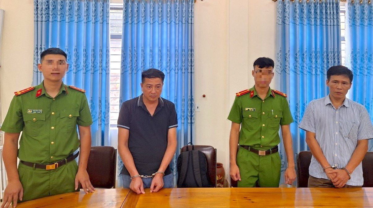 Hai bị can Phạm Mạnh Hùng và Trương Xuân Cường tại cơ quan công an.