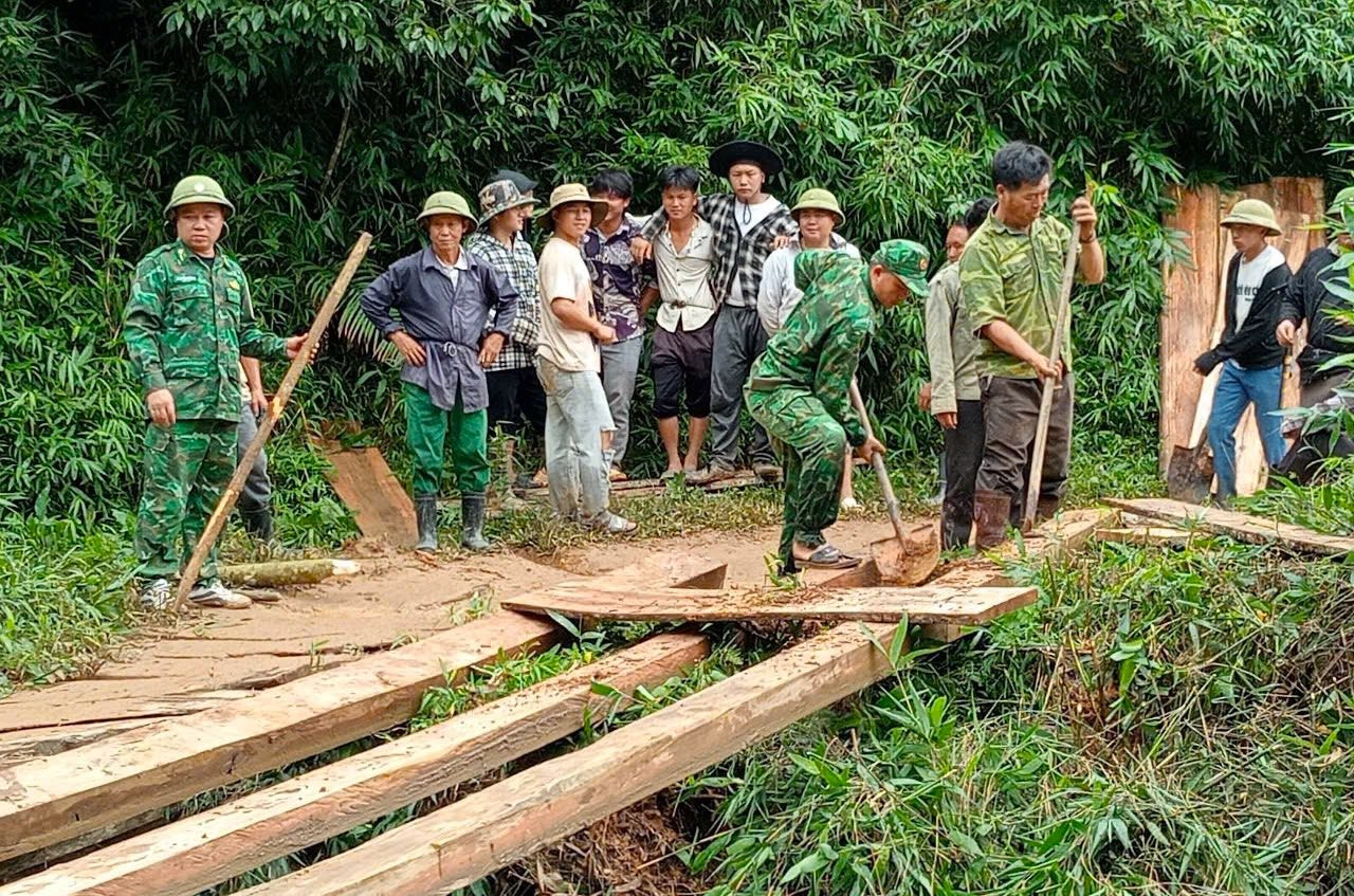 Những ngày qua, Tổ công tác Mường Lống thuộc Đồn Biên phòng Tri Lễ (xã Tri Lễ, tỉnh Nghệ An) phối hợp cùng nhân dân bản Mường Lống tổ chức làm cầu dân sinh bắc qua khe Huổi Tá giúp người dân có cầu đi lại, thông thương phát triển kinh tế.