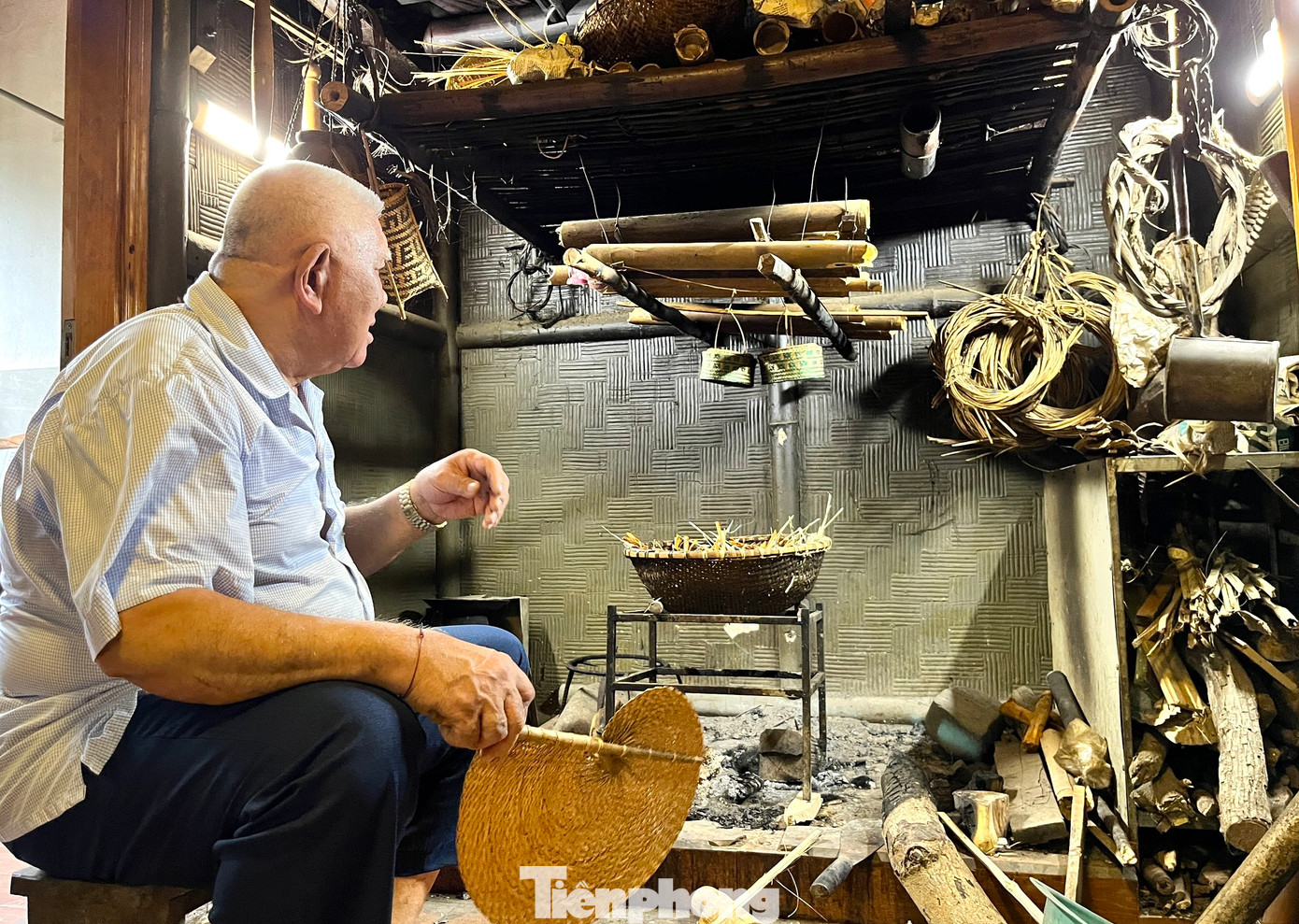 Trong “bảo tàng” của mình, ông Phúc còn trang trí nhiều vật dụng thành một khu bếp của người Thái xưa. Trong gian bếp này có đầy đủ vật dụng cần thiết của người dân tộc Thái sử dụng hàng ngày.