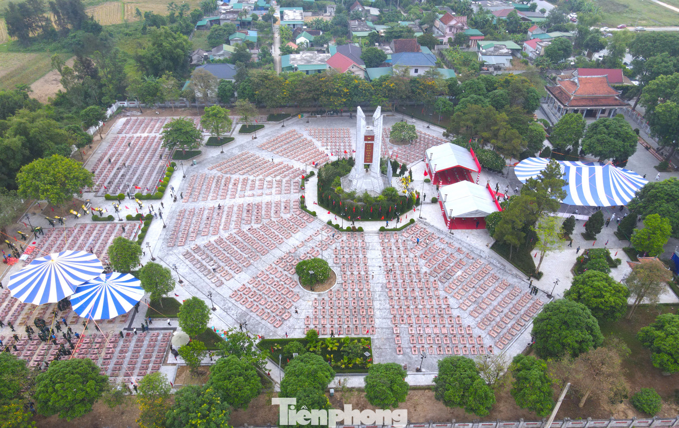 Ngày 19/5 Sở Nội vụ Nghệ An đã phối hợp với Trung tâm Y tế huyện Nghi Lộc và Đội quy tập hài cốt liệt sĩ, Bộ Chỉ huy Quân sự tỉnh Nghệ An tổ chức lấy mẫu sinh phẩm phục vụ xác định ADN cho 76 hài cốt liệt sĩ. Ảnh: Nghĩa trang Liệt sĩ huyện Nghi Lộc nơi tổ chức lễ truy điệu và an táng 76 hài cốt liệt sĩ.
