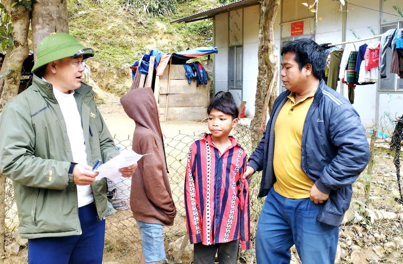 Thầy Nguyễn Đình Thành (bìa trái) - Giáo viên Trường Phổ thông dân tộc bán trú Tiểu học và THCS Bảo Thắng đến tận nhà tuyên truyền phụ huynh, vận động học sinh trở lại trường học để kịp chương trình và thời gian học.