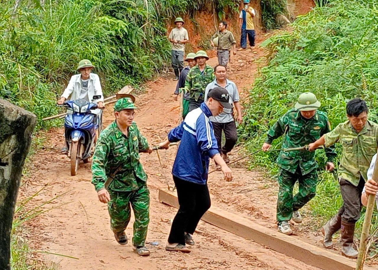 Lực lượng chức năng vận chuyển vật liệu gỗ để dựng lại cầu cho dân bản đi lại. Thiếu tá Già Bá Thà - Đội trưởng Trinh sát Đồn Biên phòng Tri Lễ, phụ trách tổ công tác, chia sẻ: Dù đường sá khó khăn, công việc vất vả, nhưng thấy bà con đồng lòng, tích cực góp công, góp sức thì mọi mệt nhọc đều tan biến. Việc hoàn thành cây cầu không chỉ giúp người dân đi lại an toàn, thuận tiện hơn mà còn thể hiện tình cảm gắn bó, đoàn kết giữa Bộ đội Biên phòng và nhân dân địa phương.