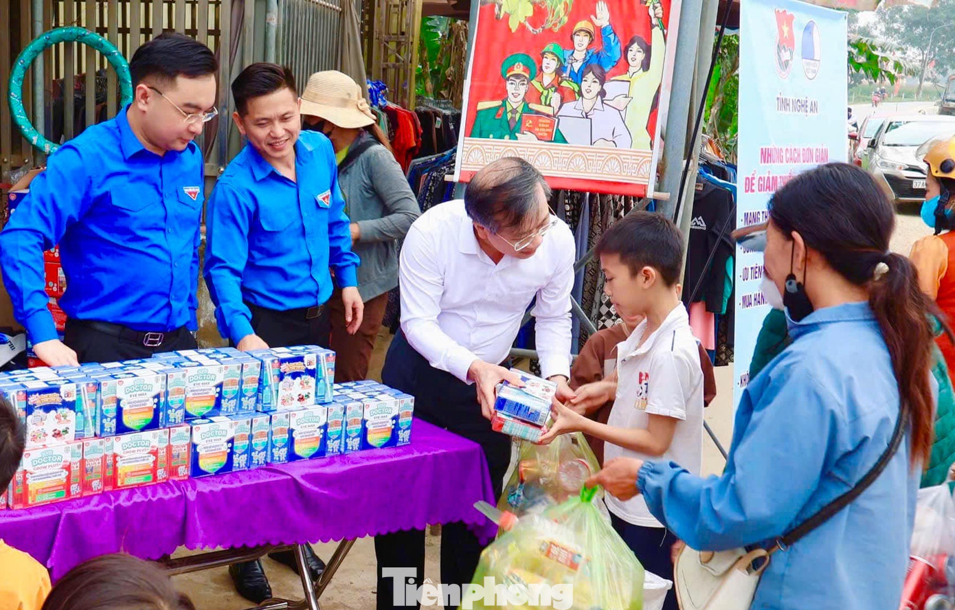 Trong Ngày cao điểm “Tình nguyện xây dựng đô thị văn minh”, 100% cơ sở Đoàn khu vực đô thị trên địa bàn toàn tỉnh Nghệ An đồng loạt hưởng ứng với nhiều hoạt động thiết thực, ý nghĩa đạt được nhiều kết quả nổi bật. Trong Ngày cao điểm “Tình nguyện xây dựng đô thị văn minh”, 100% cơ sở Đoàn khu vực đô thị trên địa bàn toàn tỉnh Nghệ An đồng loạt hưởng ứng với nhiều hoạt động thiết thực, ý nghĩa đạt được nhiều kết quả nổi bật.