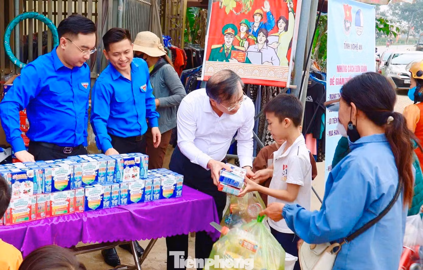 Trong Ngày cao điểm “Tình nguyện xây dựng đô thị văn minh”, 100% cơ sở Đoàn khu vực đô thị trên địa bàn toàn tỉnh Nghệ An đồng loạt hưởng ứng với nhiều hoạt động thiết thực, ý nghĩa đạt được nhiều kết quả nổi bật.