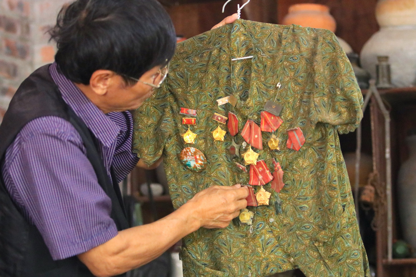 Ông Hoan cho hay trong số hàng nghìn kỷ vật sưu tầm được thì đồ vật nào cũng có giá trị riêng của nó. Tuy nhiên, với ông Hoan hiện vật vô giá nhất trong bảo tàng chính là chiếc áo của mẹ với hàng loạt huân huy chương cao quý.