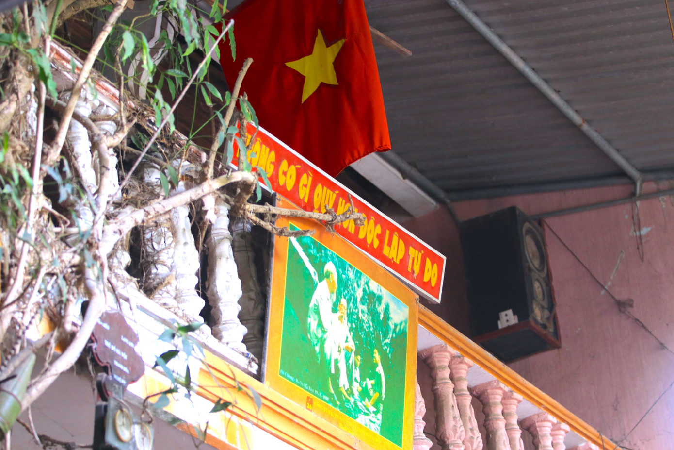 Ở vị trí mặt tiền trang trọng và cao nhất nhà, ông Hoan treo lá cờ Tổ quốc tươi thắm cùng bức tranh Bác Hồ và dòng chữ “Không có gì quý hơn độc lập tự do” khiến ai cũng cảm thấy tự hào, thêm yêu đất nước mỗi khi đến.