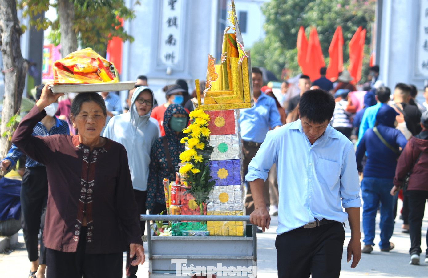 Nhiều dịch vụ như sắp mâm lễ, vận chuyển lễ vào đền được các cửa hàng xung quanh mở ra để phục vụ du khách.