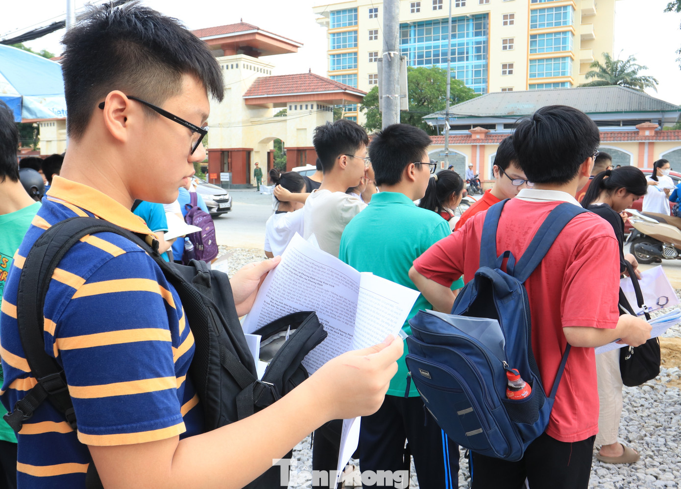 Các em học sinh chăm chú đọc lại kiến thức môn Ngữ Văn.