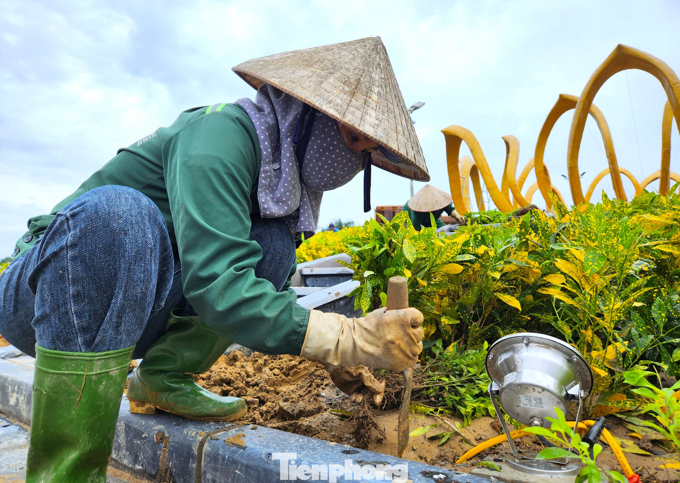 Các công nhân đang cố gắng hoàn thiện những hạng mục cuối cùng để đón chào kỷ niệm 60 năm thành lập thành phố Vinh, 235 năm Phượng Hoàng Trung Đô.