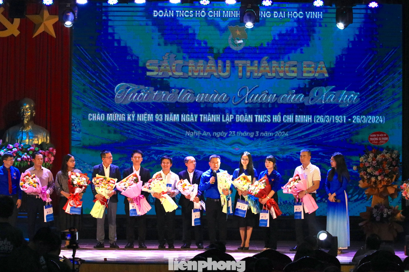 Ban tổ chức giao lưu, tặng hoa cho các cán bộ nguyên là Bí thư, Phó Bí thư Đoàn.