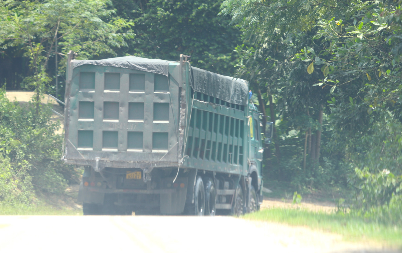 Những chiếc xe chở đầy đá có dấu hiệu quá khổ, quá tải, thùng xe như muốn "nứt ra" lộ cả đá trắng bên trong.