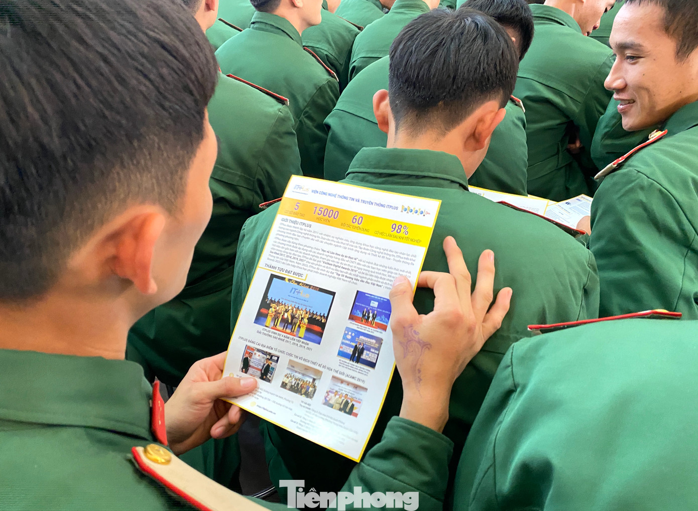 Các chiến sĩ tìm hiểu ngành nghề, việc làm tại chương trình. Các chiến sĩ tìm hiểu ngành nghề, việc làm tại chương trình.